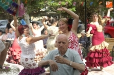 Foto 3 - Las sevillanas llenan de música y color la Residencia Arapiles