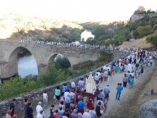 Foto 4 - Vecinos y fieles escoltan a la Virgen del Carmen en su camino de regreso a la ermita