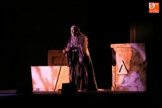 Foto 5 - La representación ‘Edipo Rey’ llena de emoción el Patio del Colegio Fonseca