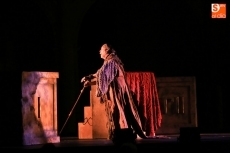 Foto 4 - La representación ‘Edipo Rey’ llena de emoción el Patio del Colegio Fonseca