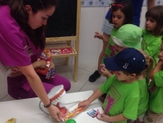 Foto 6 - Decenas de niños de los campamentos del CID viven una original jornada en la Clinica Dental Carmen ...