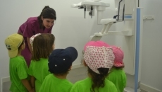 Foto 5 - Decenas de niños de los campamentos del CID viven una original jornada en la Clinica Dental Carmen ...