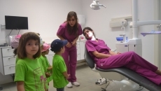 Foto 4 - Decenas de niños de los campamentos del CID viven una original jornada en la Clinica Dental Carmen ...