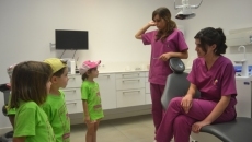 Foto 3 - Decenas de niños de los campamentos del CID viven una original jornada en la Clinica Dental Carmen ...