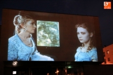 Foto 5 - Alicia en el País de las Maravillas llega a los exteriores de la Biblioteca Torrente Ballester