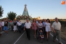 Foto 4 - Los mayordomos guían a la Virgen del Socorro en la procesión de bajada hasta la iglesia
