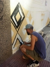 Foto 4 - Un mural del artista ‘El Dimitry’ se incorpora a la Galería de Arte Urbano del barrio del Oeste