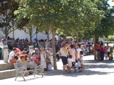 Foto 6 - Los vecinos comparten un vino de honor en el paseo fluvial tras la multitudinaria misa y procesión