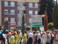 Foto 5 - Los vecinos comparten un vino de honor en el paseo fluvial tras la multitudinaria misa y procesión