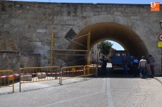 Un camión desprende varias piedras de la bóveda grande de la Puerta de Amayuelas