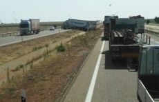 Aparatosa colisión entre dos camiones en la A-62