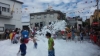 Foto 2 - Los niños disfrutan de una fiesta de la espuma para iniciar la recta final
