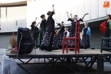 Foto 4 - Los juegos populares y las sevillanas amenizan las horas previas al fin de fiesta