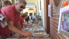 Foto 3 - Cientos de personas participan en el Mercadillo de Libros y la Subasta Solidaria del CDS