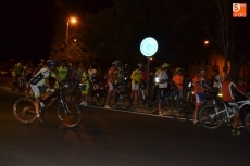 Foto 6 - Medio centenar de ciclistas disfruta de su afición bajo la luna llena