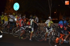 Foto 5 - Medio centenar de ciclistas disfruta de su afición bajo la luna llena