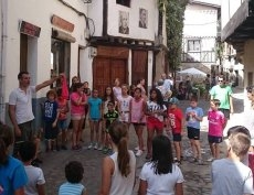 Foto 4 - Vecinos y amigos arropan a la pregonera de las fiestas