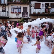 Foto 3 - Vecinos y amigos arropan a la pregonera de las fiestas