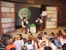 Foto 3 - Éxito del teatro para los más pequeños en la Semana Cultural