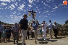 Foto 5 - Vecinos y forasteros procesionan al Cristo del Buen Suceso