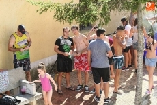 Foto 6 - Niños y jóvenes se divierten en una animada guerra de agua 