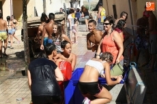 Foto 4 - Niños y jóvenes se divierten en una animada guerra de agua 