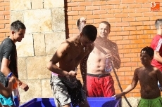Foto 3 - Niños y jóvenes se divierten en una animada guerra de agua 
