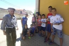 Foto 3 - Niños y mayores juegan en Serradilla