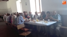 Foto 4 - Los mayores se convierten en protagonistas con un homenaje y un convite