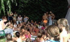 Foto 4 - La Bibliopiscina anima con cuentacuentos las tardes de verano