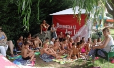 Foto 3 - La Bibliopiscina anima con cuentacuentos las tardes de verano
