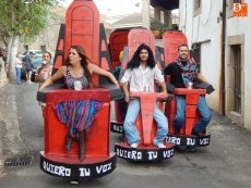 Foto 6 - Derroche de colorido en el desfile de disfraces con la m&uacute;sica como protagonista