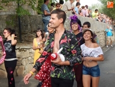 Foto 5 - Derroche de colorido en el desfile de disfraces con la m&uacute;sica como protagonista