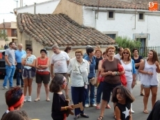 Foto 4 - Derroche de colorido en el desfile de disfraces con la m&uacute;sica como protagonista