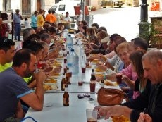 Foto 6 - La paella reúne a vecinos y amigos para disfrutar del buen yantar 