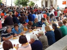 Foto 5 - La paella reúne a vecinos y amigos para disfrutar del buen yantar 