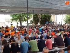 Foto 4 - La paella reúne a vecinos y amigos para disfrutar del buen yantar 