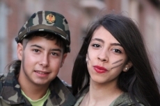 Foto 3 - Un eterno desfile de peñas avisa de la inminente Fiesta grande