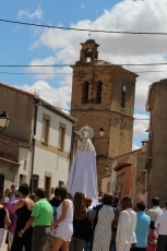 Foto 6 - El párroco aprovecha el día grande de la Fiesta para advertir del deterioro en la techumbre de la ...