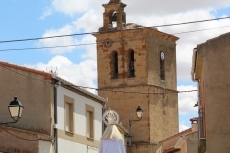 Foto 5 - El párroco aprovecha el día grande de la Fiesta para advertir del deterioro en la techumbre de la ...
