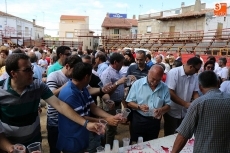 Foto 4 - La familia Serrano ejerce la mayordomía de San Roque bajo los sones de los tamborileros 