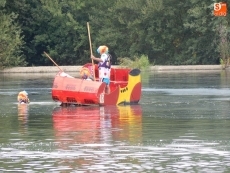 Foto 6 - Los inventos flotantes cruzan el río a su paso por Almenara 