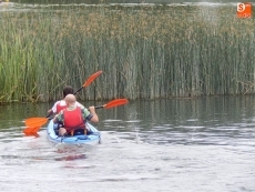 Foto 5 - Los inventos flotantes cruzan el río a su paso por Almenara 