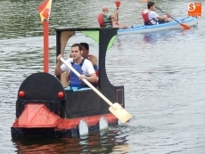 Foto 4 - Los inventos flotantes cruzan el río a su paso por Almenara 