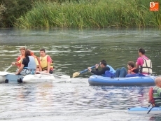 Foto 3 - Los inventos flotantes cruzan el río a su paso por Almenara 