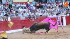 Foto 3 - Jiménez Fortes sufre una cornada en el cuello en Vitigudino