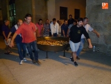 Foto 6 - Una marcha senderista hasta la estación pone el contrapunto a las celebraciones tradicionales