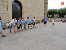 Foto 4 - Una marcha senderista hasta la estación pone el contrapunto a las celebraciones tradicionales