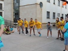 Foto 3 - Una marcha senderista hasta la estación pone el contrapunto a las celebraciones tradicionales