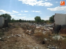 Foto 5 - Una antigua fábrica de Villamayor convertida en escombrera, origen de un incendio